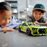 LEGO Technic Ford Mustang Shelby GT500 Modellbausatz mit Rückziehmotoren Grün